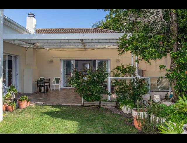 5 BEDROOM HOUSE FOR SALE IN CONSTANTIA